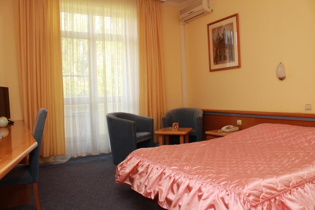 Hotel Prezident Palić エクステリア 写真