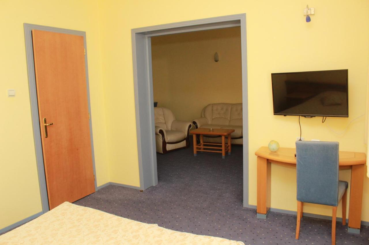 Hotel Prezident Palić エクステリア 写真