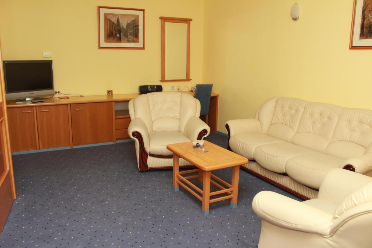 Hotel Prezident Palić エクステリア 写真