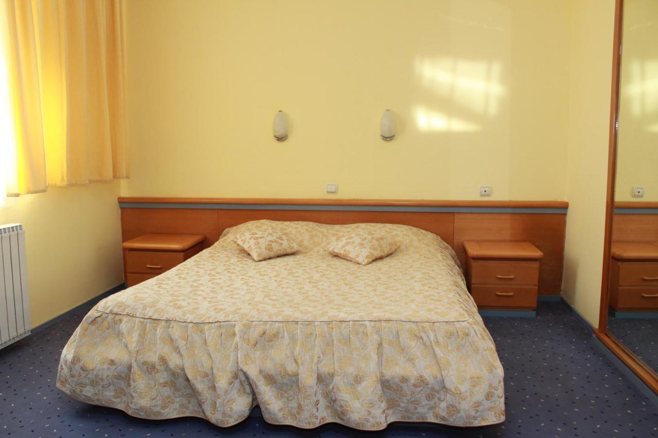 Hotel Prezident Palić エクステリア 写真