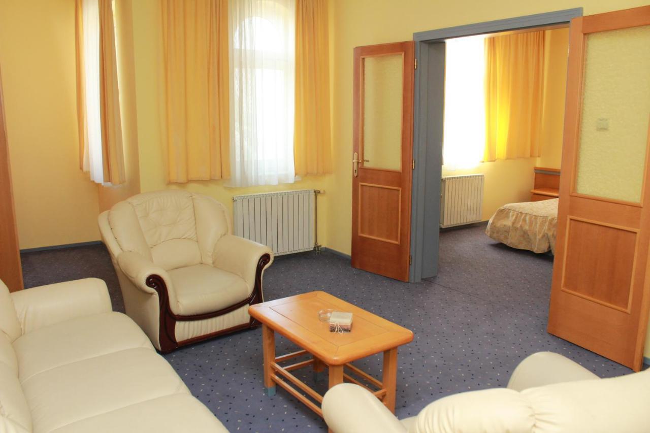 Hotel Prezident Palić エクステリア 写真