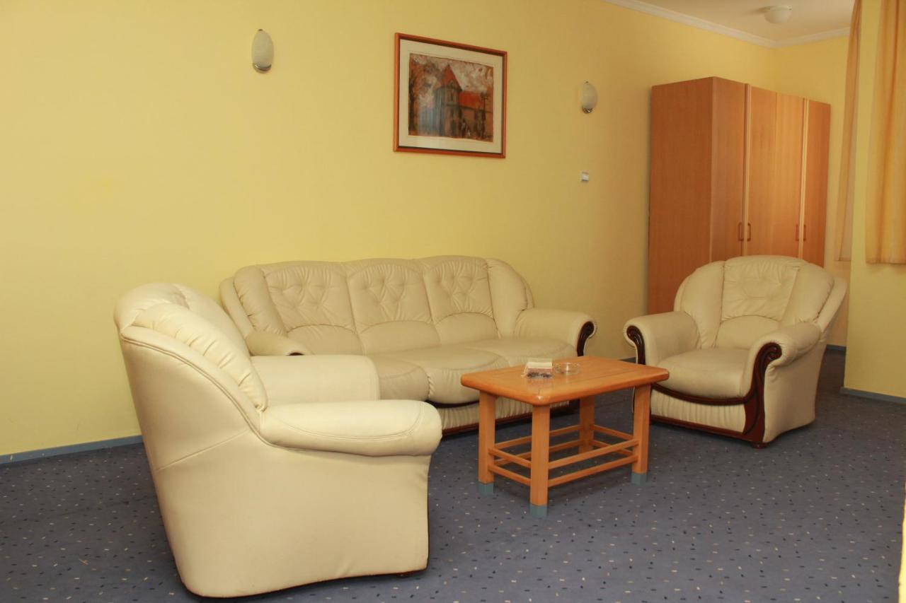 Hotel Prezident Palić エクステリア 写真