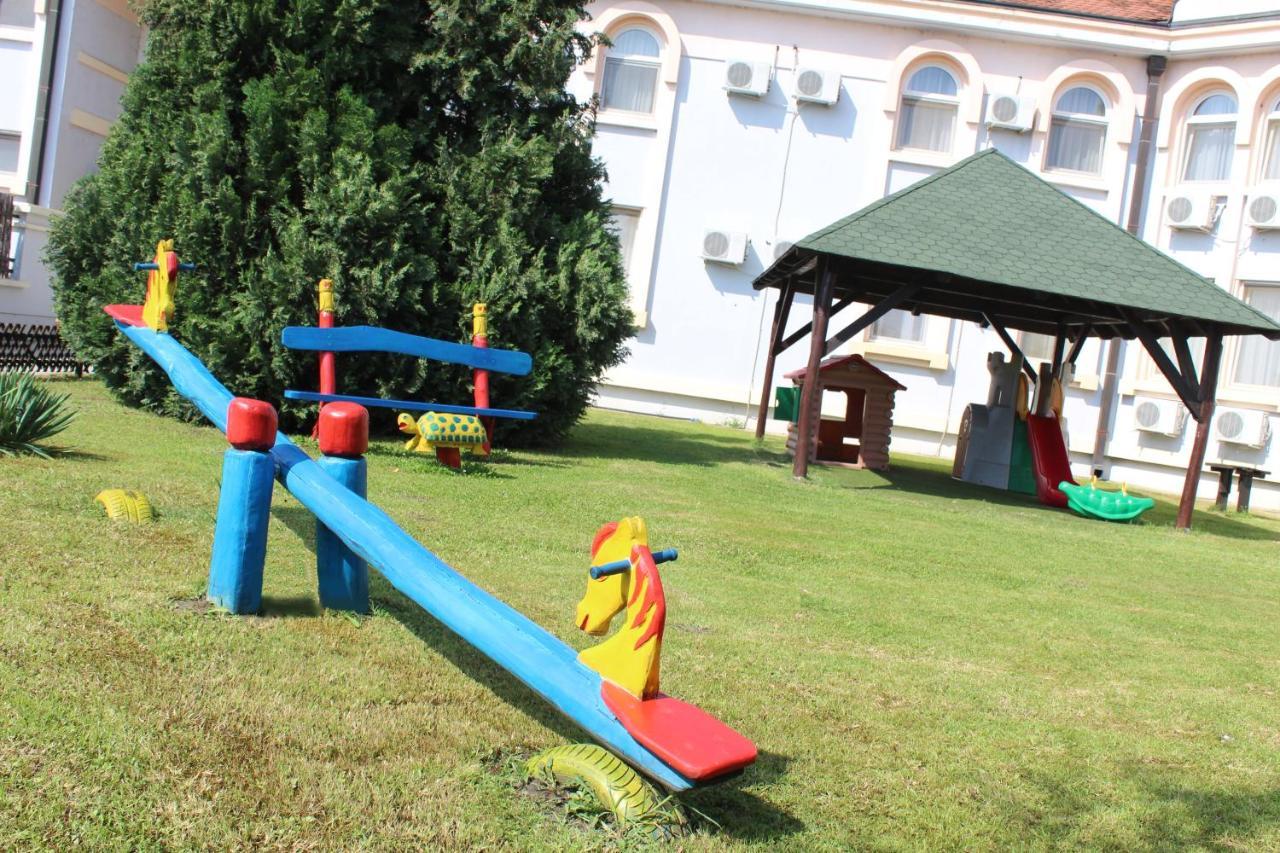 Hotel Prezident Palić エクステリア 写真