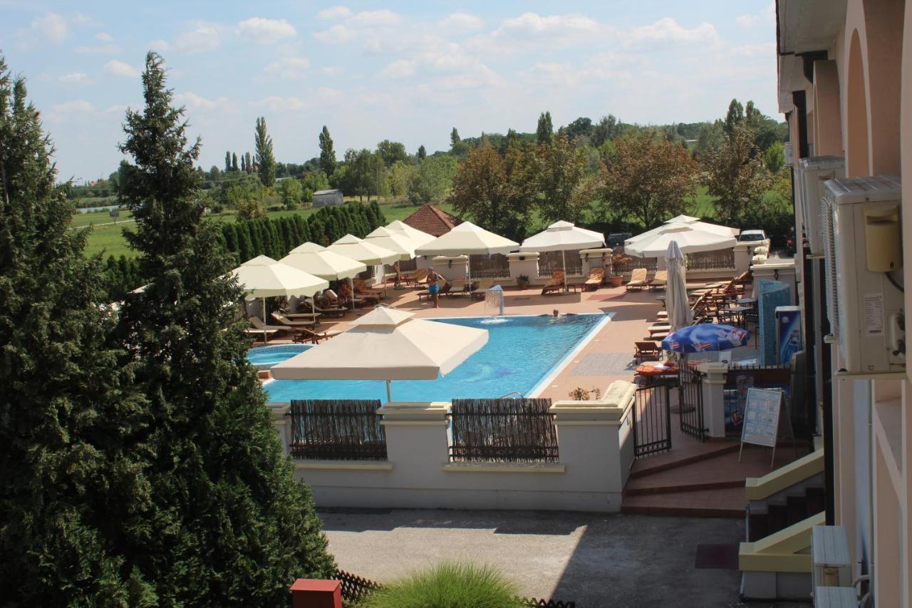 Hotel Prezident Palić エクステリア 写真
